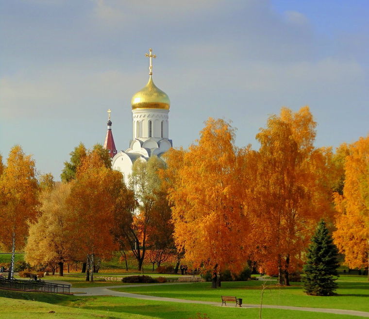 Православный храм осень