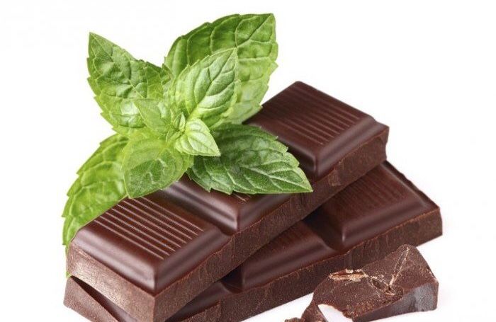 Шоколад с мятой купить. Шоколад с мятой. Шоколадка с мятой. Шоколадка с ментолом. Черный шоколад с мятой.