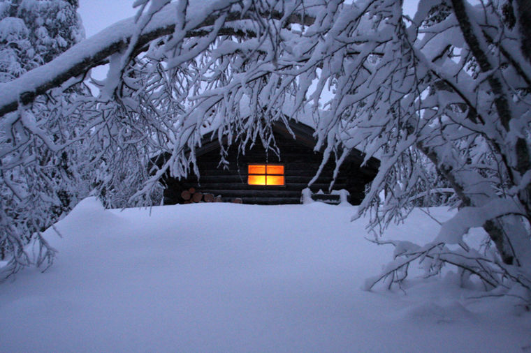 Хижина в зимнем лесу