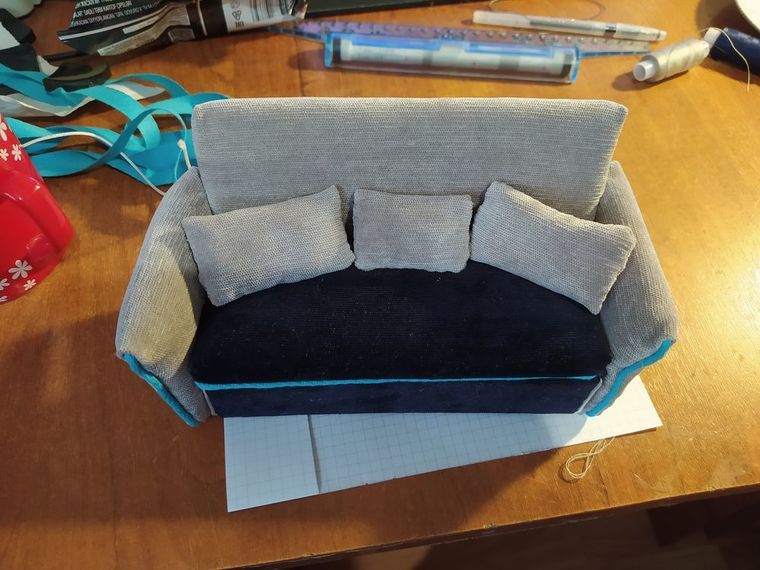Кукольный диван из картона