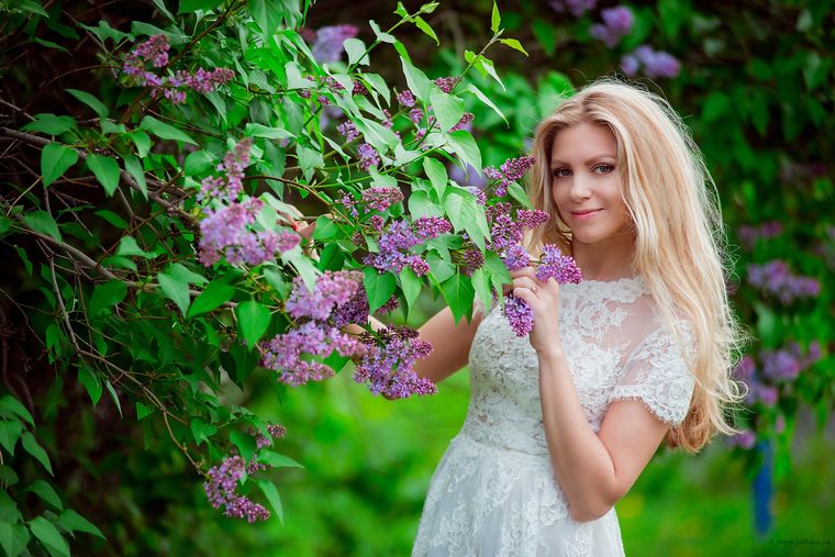 Фото в черемухе девушки позы