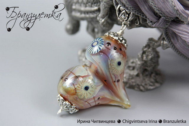 Set "Silver Lights". Pendant lampwork heart. Earrings with round beads. Silver-colored glass.