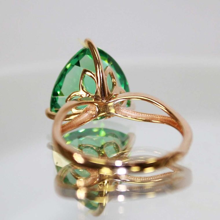 Топаз ювелирные изделия киров. Золотое кольцо с изумрудом. Кольцо с зеленым камнем. Золотое кольцо с зеленым камнем. Золотое кольцо с крупным изумрудом.