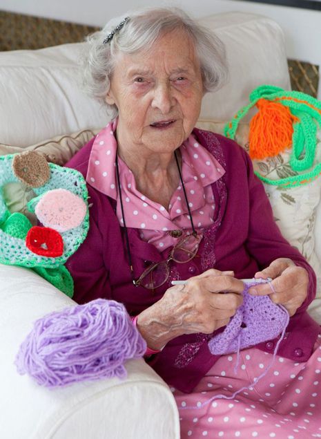 104-летняя вязальщица Грэйс Бретт украшает город: